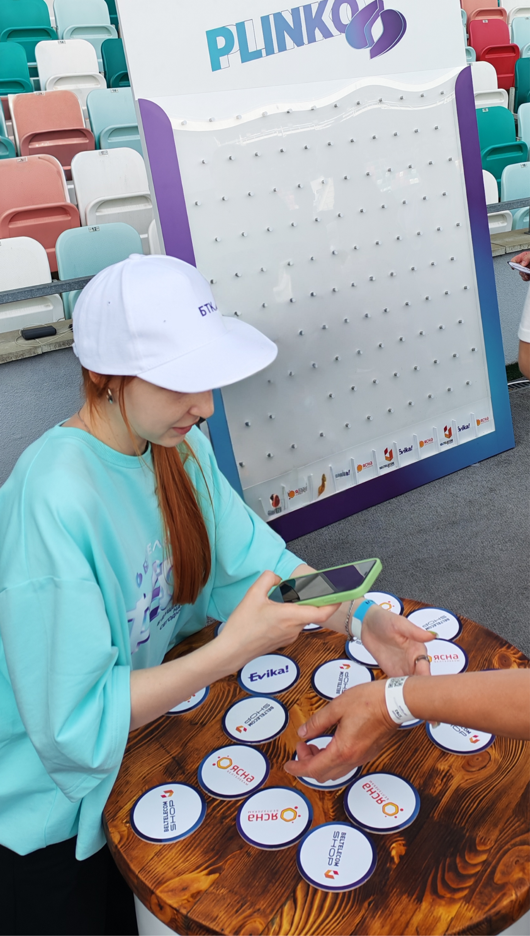 Персонал сканирует QR-код гостя на мероприятии Персонал сканирует QR-код гостя на мероприятии